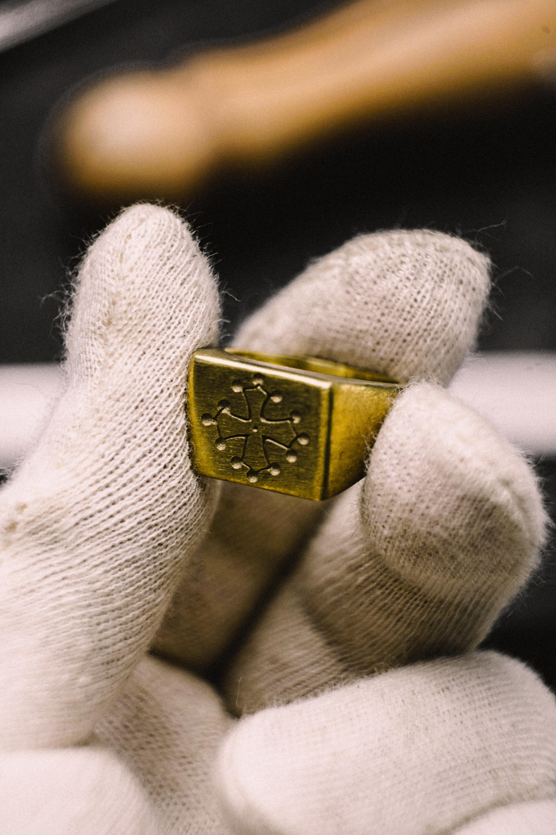 Signification de la chevalière pour homme : secrets, histoire et codes modernes