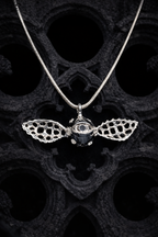 Pendentif gothique en argent 925 massif, œil ailé serti de moissanites VVS.
Chaîne maille serpent en argent 925 massif.