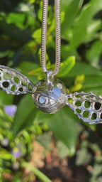 Pendentif gothique en argent 925 massif, œil ailé serti de moissanites VVS.
Chaîne maille serpent en argent 925 massif.