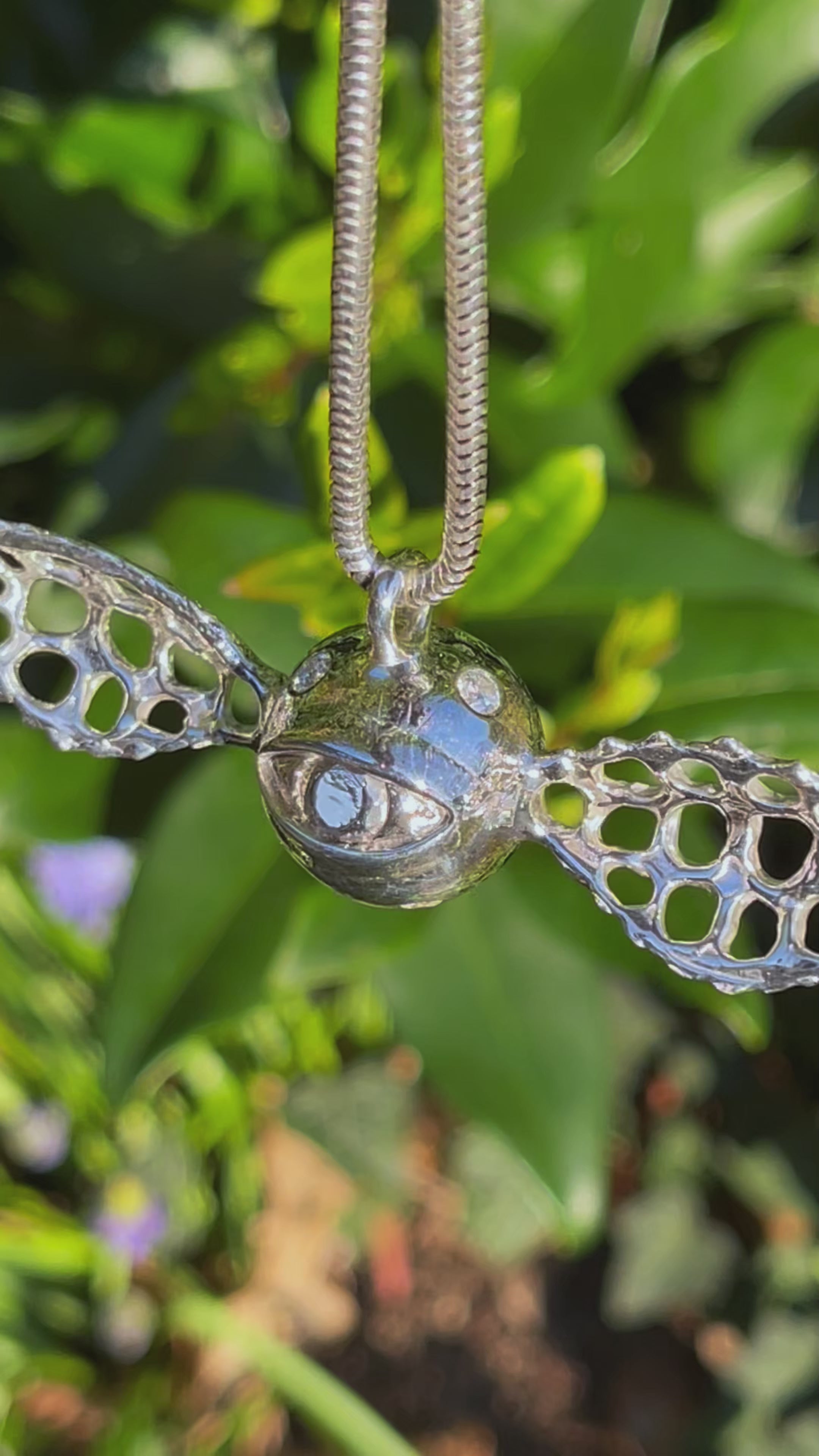 Pendentif gothique en argent 925 massif, œil ailé serti de moissanites VVS.
Chaîne maille serpent en argent 925 massif.