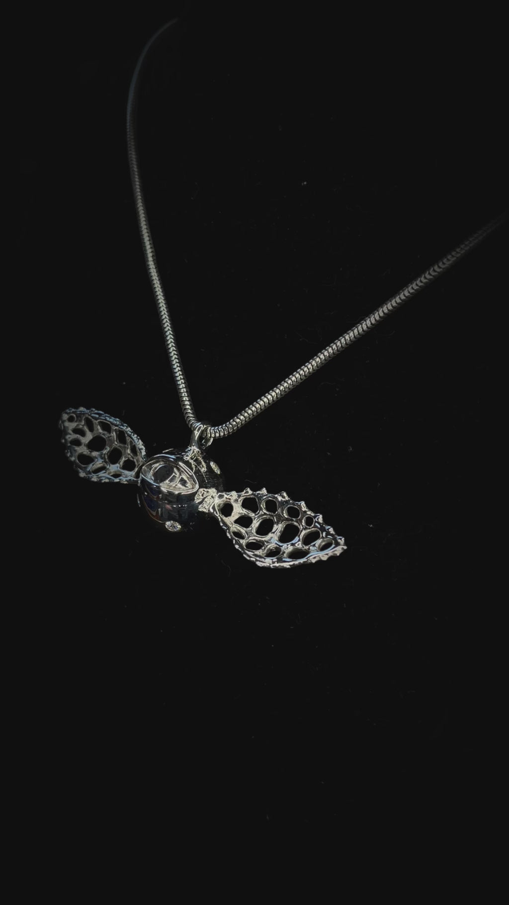 Pendentif gothique en argent 925 massif, œil ailé serti de moissanites VVS.
Chaîne maille serpent en argent 925 massif.