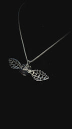 Pendentif gothique en argent 925 massif, œil ailé serti de moissanites VVS.
Chaîne maille serpent en argent 925 massif.