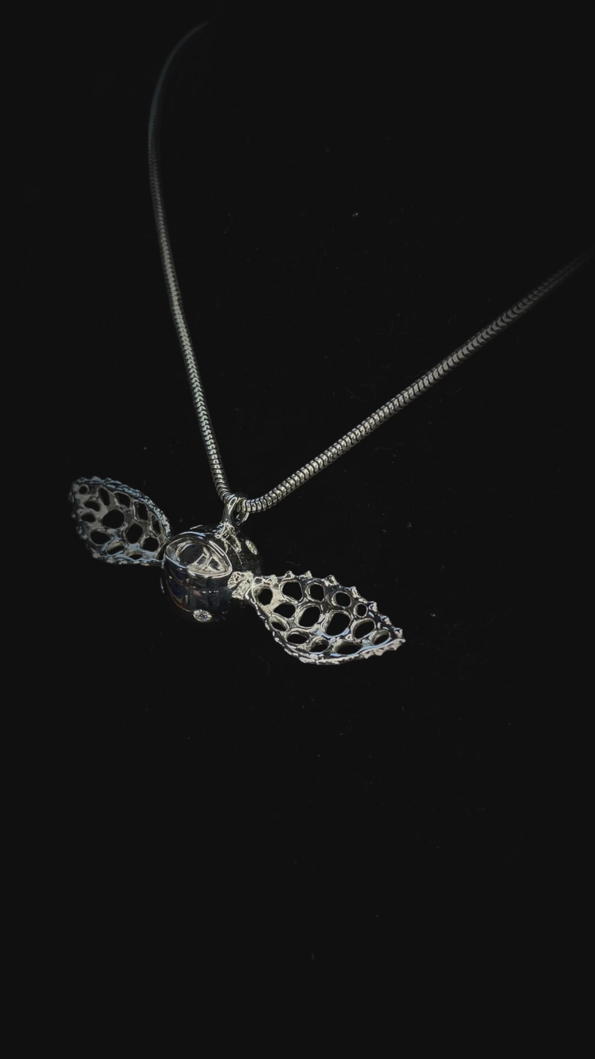 Pendentif gothique en argent 925 massif, œil ailé serti de moissanites VVS.
Chaîne maille serpent en argent 925 massif.