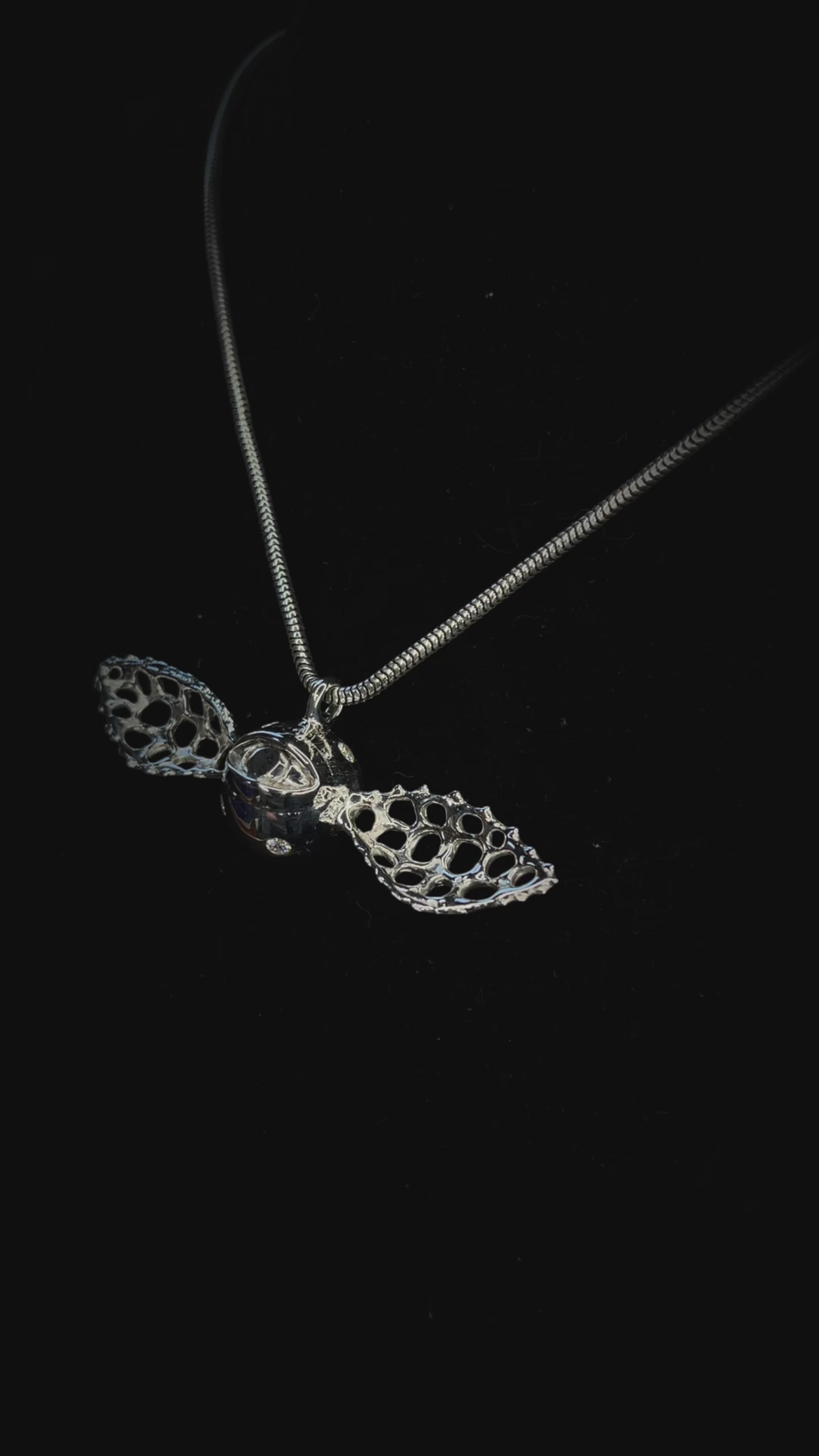 Pendentif gothique en argent 925 massif, œil ailé serti de moissanites VVS.
Chaîne maille serpent en argent 925 massif.