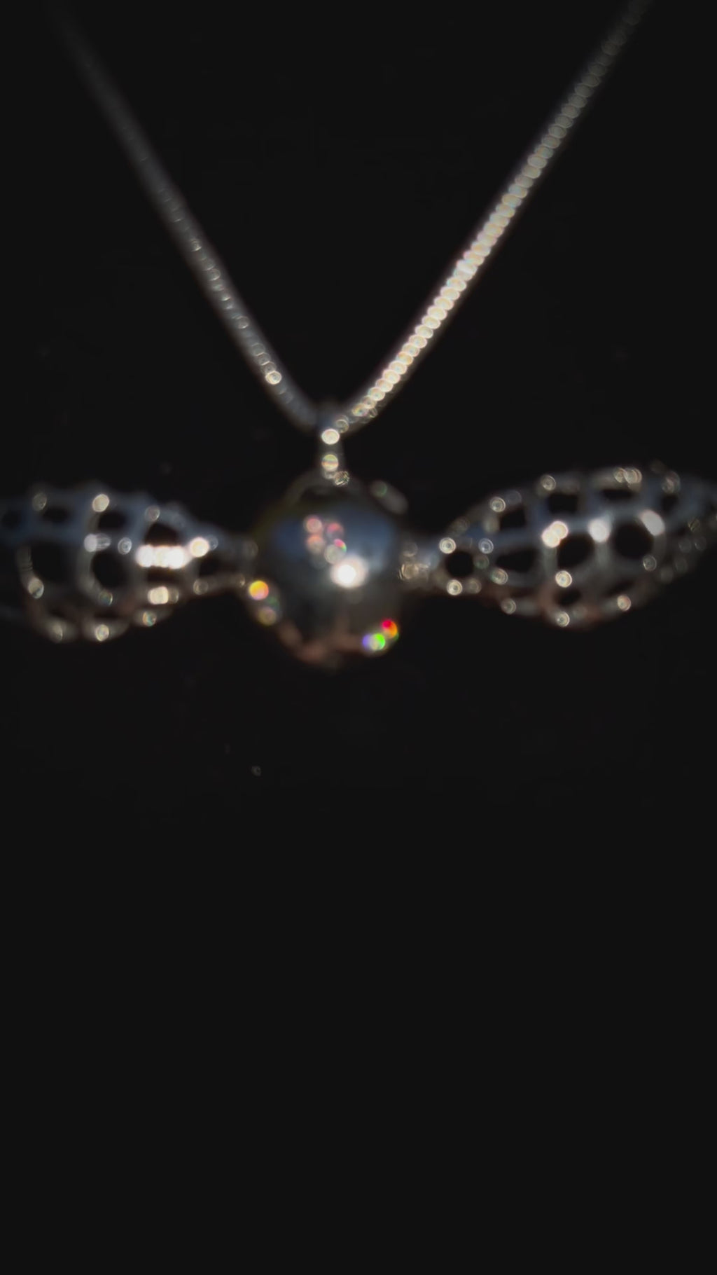 Pendentif gothique en argent 925 massif, œil ailé serti de moissanites VVS.
Chaîne maille serpent en argent 925 massif.