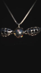 Pendentif gothique en argent 925 massif, œil ailé serti de moissanites VVS.
Chaîne maille serpent en argent 925 massif.