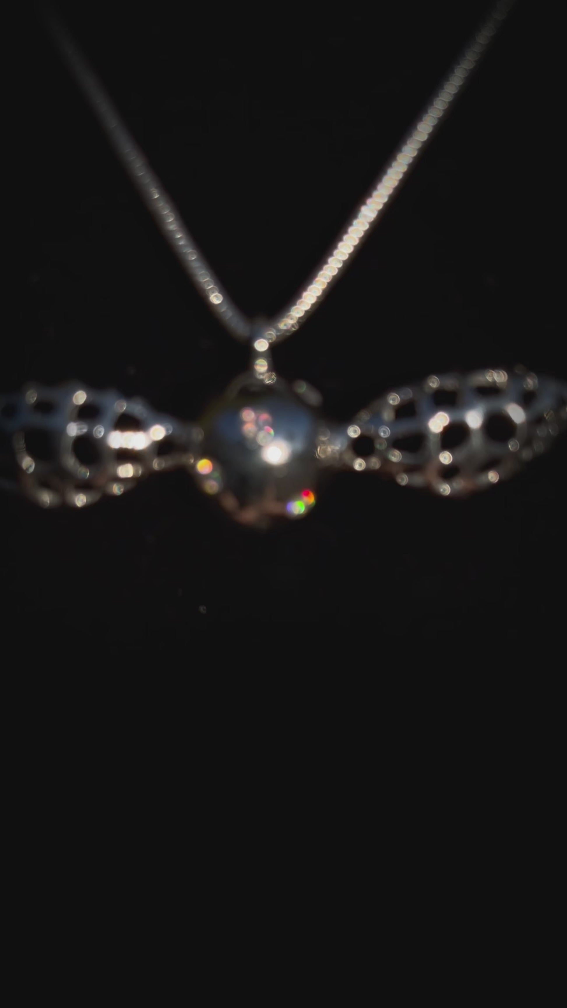 Pendentif gothique en argent 925 massif, œil ailé serti de moissanites VVS.
Chaîne maille serpent en argent 925 massif.