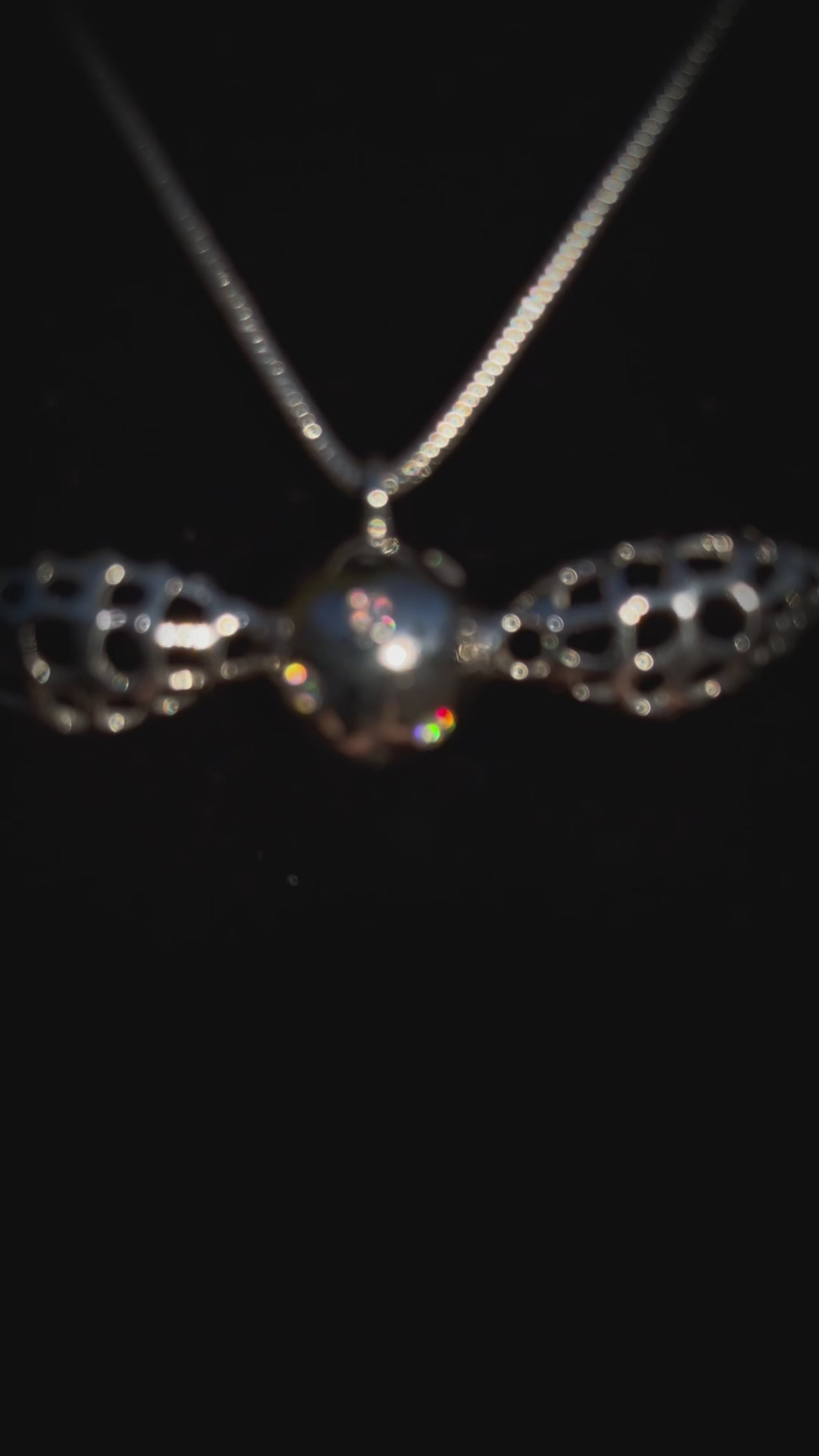 Pendentif gothique en argent 925 massif, œil ailé serti de moissanites VVS.
Chaîne maille serpent en argent 925 massif.